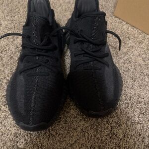 Yeezy 350 onyx comes with box